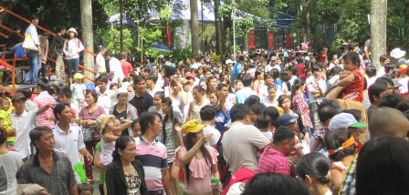 Bên trong các khu vui chơi là biển người đông nghìn nghịt