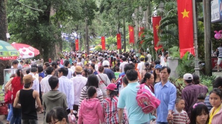 Từng đoàn khách ra vào tấp nập