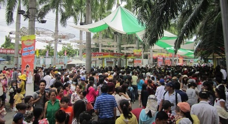 Từng đoàn khách ra vào tấp nập