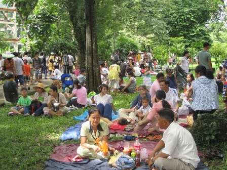 Khi mệt thì trải bạt ăn uống và nghỉ ngơi