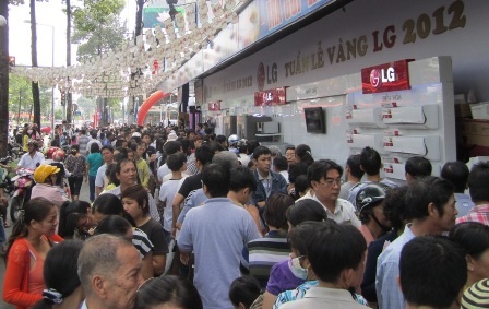 Hàng ngàn người xếp hàng chờ mua hàng giảm giá tại các trung tâm mua sắm ở quận 1