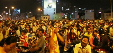 Thay vào đó là vẻ háo hức, vui
vẻ trước khung cảnh náo nhiệt