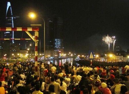 Và cuối cùng là những màn pháo
hoa mãn nhãn đền bù công chờ đợi của người dân.