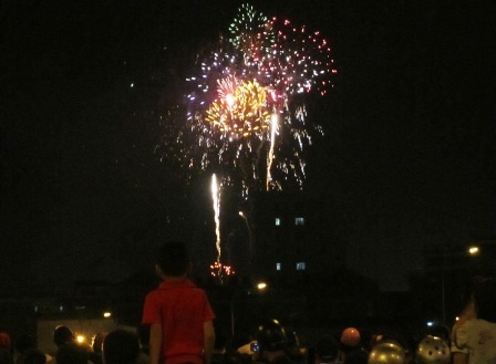 Và cuối cùng là những màn pháo
hoa mãn nhãn đền bù công chờ đợi của người dân.