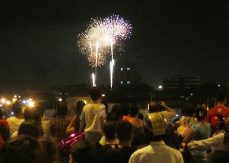 Và cuối cùng là những màn pháo
hoa mãn nhãn đền bù công chờ đợi của người dân.