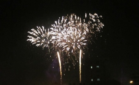 Và cuối cùng là những màn pháo
hoa mãn nhãn đền bù công chờ đợi của người dân.