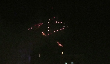 Và cuối cùng là những màn pháo
hoa mãn nhãn đền bù công chờ đợi của người dân.