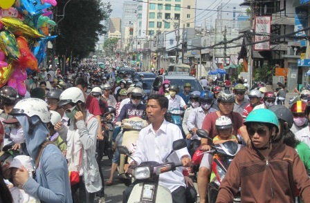 Chen chúc trước cổng Thảo cầm viên