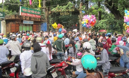 Chen chúc trước cổng Thảo cầm viên