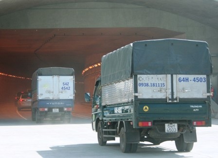 Tài xế xe tải chở chất cấm qua hầm sẽ thu hồi giấy phép lái xe