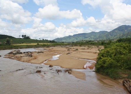 Ngày ngày, Y Buôn phải kéo xe đưa chồng băng sông, leo đồi lên nương trồng mì
đổi gạo