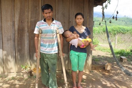 Ngày ngày, Y Buôn phải kéo xe đưa chồng băng sông, leo đồi lên nương trồng mì
đổi gạo