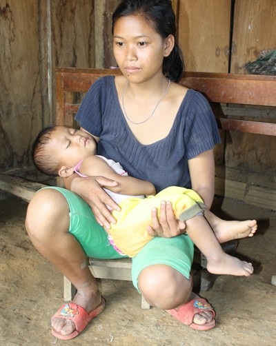 Y
Diệp đau sốt liên miên nhưng Y Buôn không có tiền đưa con đi viện khám bao giờ