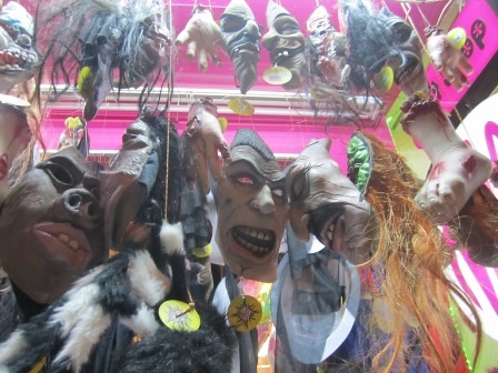 Những chiếc mặt nạ ma quái là mặt hàng bán chạy nhất