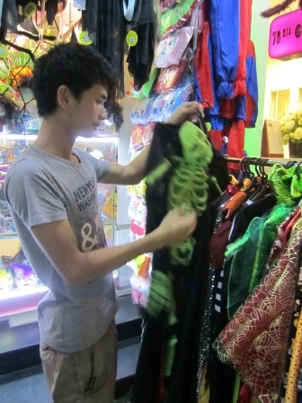 Một chiếc áo hình bộ xương khô phát sáng trong đêm dành cho các chàng trai