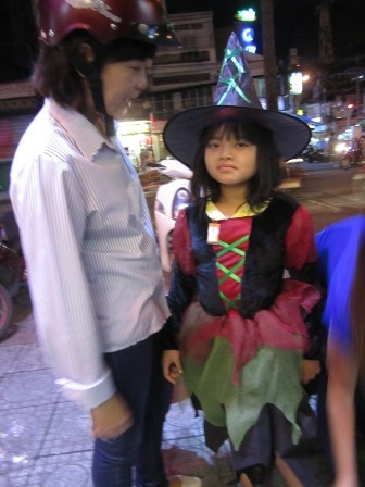 Một em gái thử ngay bộ đồ phù thủy tại cửa hàng