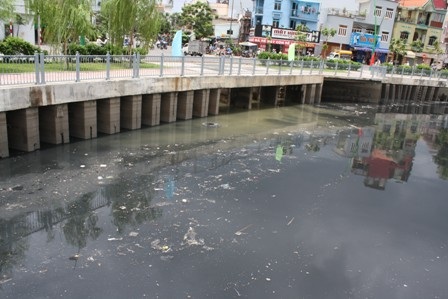 Một số người dân vẫn vứt rác xuống dòng kênh