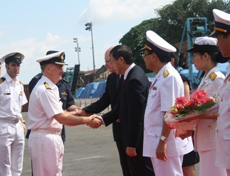 Tiếp đón đoàn sĩ quan tàu HMAS Sydney tại cảng