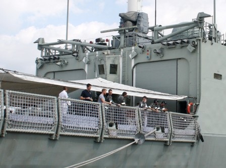 Thủy thủ tàu Hmas Sydney ra boong nghỉ ngơi sau chuyến hải trình dài