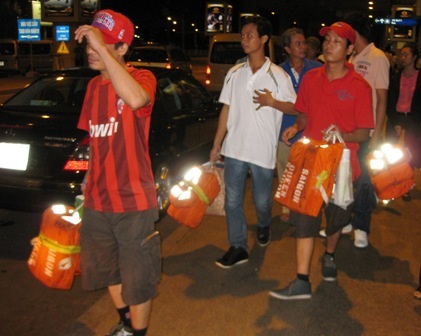 8 thuyền viên tàu Saigon Queen đã về đến TPHCM - 1 Những thuyền viên đầu tiên của tàu Saigon Queen về nước