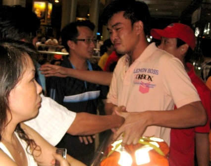 8 thuyền viên tàu Saigon Queen đã về đến TPHCM - 2 Các thuyền viên mừng tủi khi được trở về an toàn