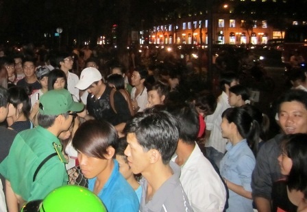 Bạn trẻ Sài Gòn tham gia lễ hội Halloween chen kín trong khu trung tâm thành phố