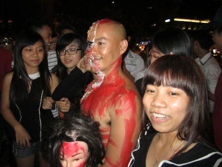 Bạn trẻ Sài Gòn tham gia lễ hội Halloween chen kín trong khu trung tâm thành phố