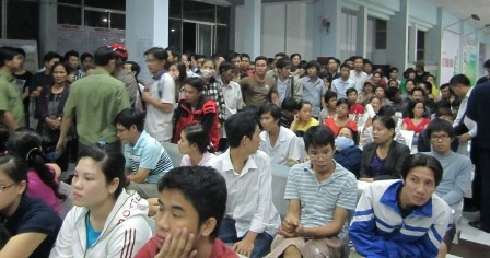 Rất nhiều hành khách không có chỗ ngồi trong khu vực sảnh chờ mua vé