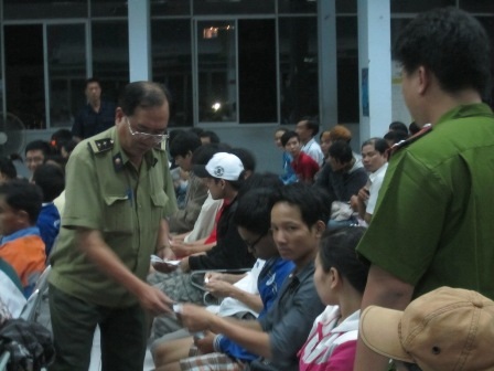 Phiếu thứ tự được nhân viên nhà ga phát cho từng người để tránh tình trạng chen lấn