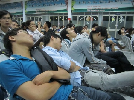 Phiếu thứ tự được nhân viên nhà ga phát cho từng người để tránh tình trạng chen lấn