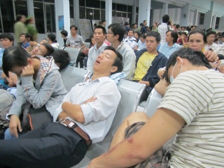 Phiếu thứ tự được nhân viên nhà ga phát cho từng người để tránh tình trạng chen lấn