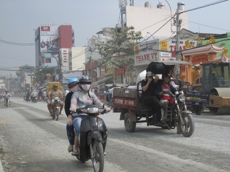 Con đường đầy đá dăm trơn trượt, rất dễ té ngã