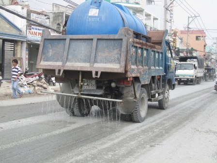 Dù đơn vị thi công có cho xe tưới nước trên mặt đường sau khi tai nạn xảy ra