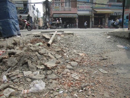 Những đống đất đá ngổn ngang