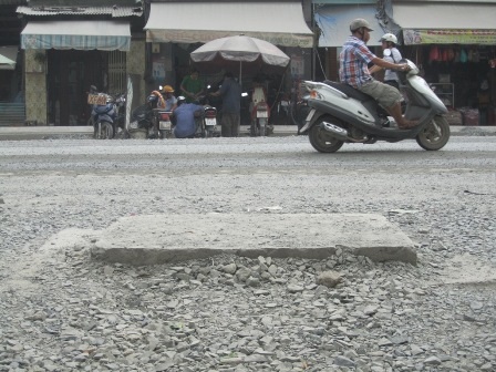 Những hố ga trồi cao hơn mặt đường cả tấc