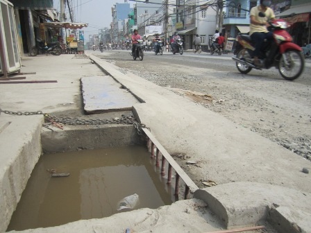 Và cả những miệng cống lộ thiên sát mép đường