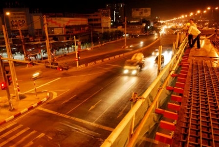 Đèn sáng rực trên công trường đêm