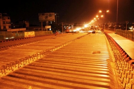 Đèn sáng rực trên công trường đêm