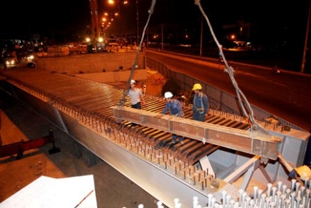 Các kỹ sư, công nhân Tổng công ty Xây dựng Thăng Long đang hối hả cho kịp tiến độ công trình