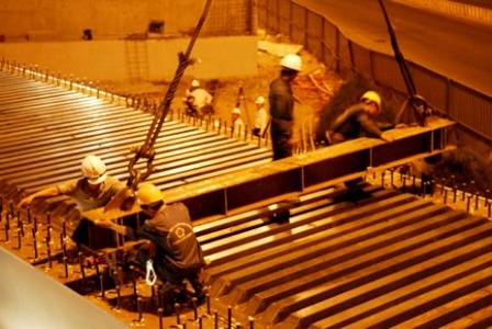 Các kỹ sư, công nhân Tổng công ty Xây dựng Thăng Long đang hối hả cho kịp tiến độ công trình