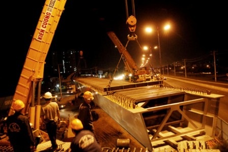 Đêm 19/12, nhịp dầm thép cuối cùng của cầu vượt đã được đặt vào vị trí