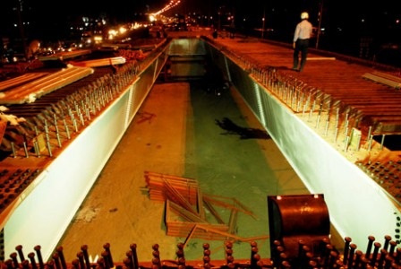 Đêm 19/12, nhịp dầm thép cuối cùng của cầu vượt đã được đặt vào vị trí