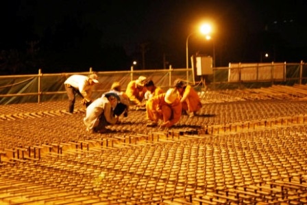 Chuẩn bị đổ bê tông bề mặt cầu