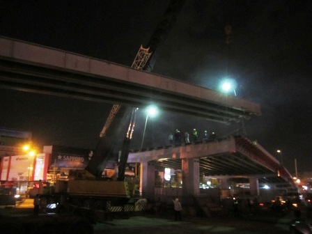 Để hạn chế ảnh hưởng giao thông, công trình này được hợp long vào 23h giờ đêm