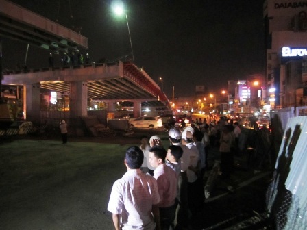 Để hạn chế ảnh hưởng giao thông, công trình này được hợp long vào 23h giờ đêm