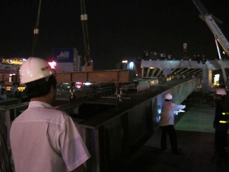 Công trường hối hả cho kịp ngày hoàn công