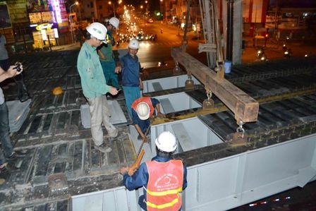 Công trường hối hả cho kịp ngày hoàn công