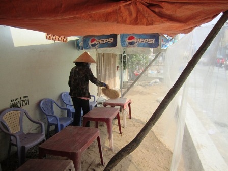 Vậy mà vẫn phải quét phủi bàn ghế luôn tay