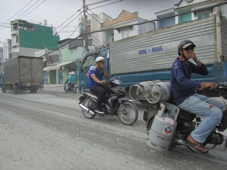 hông một ai đi qua đường này mà không giơ tay bịt mũi