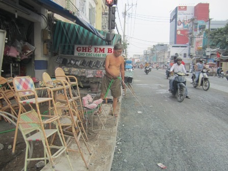 Nỗ lực cuối cùng cho gian hàng của mình bớt bụi nhưng cũng chẳng thấm vào đâu